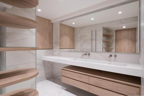 a bathroom with a sink and a large mirror at Villamelina in Puteaux