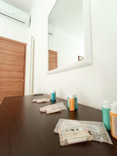 a table with two paper towels and a mirror at Free Parking a 100 mt dal mare-Wave HuoSe in Pesaro