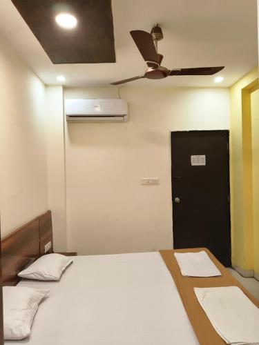 a bedroom with a bed and a ceiling fan at Rutam villa in Shendi
