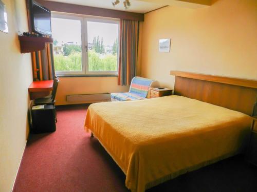 Postel nebo postele na pokoji v ubytování Hôtel du Fort