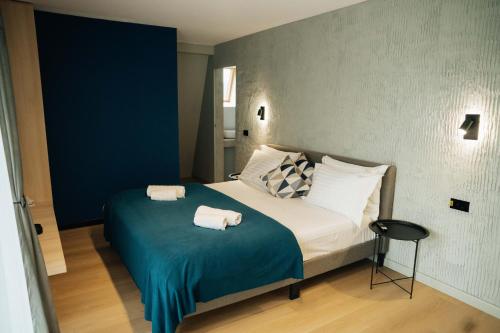 a bedroom with a bed with two towels on it at Vicanto A frame Bucovina in Gura Humorului