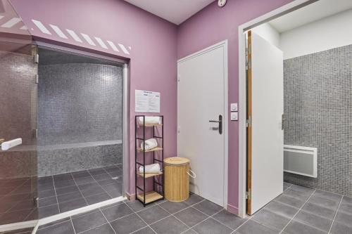 a bathroom with a walk in shower and a glass door at Résidence Odalys Aqualia in Balaruc-les-Bains