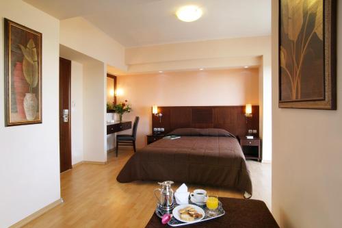 Ένα ή περισσότερα κρεβάτια σε δωμάτιο στο Flisvos Hotel Nafpaktos