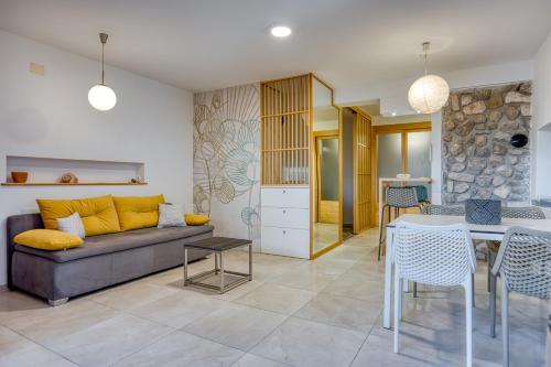 Bougainvillea Old Town Apartment /w Terrace - Happy Rentals