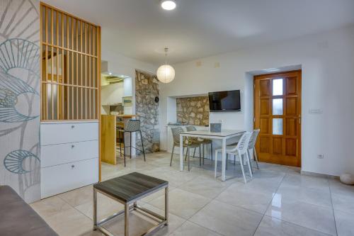 Bougainvillea Old Town Apartment /w Terrace - Happy Rentals