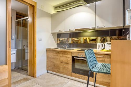 Bougainvillea Old Town Apartment /w Terrace - Happy Rentals