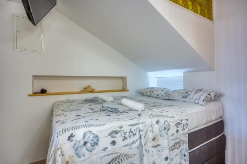 Bougainvillea Old Town Apartment /w Terrace - Happy Rentals