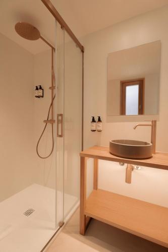ein Badezimmer mit Waschbecken und Dusche in der Unterkunft Hotel San Nikolas Sea Views in Hondarribia