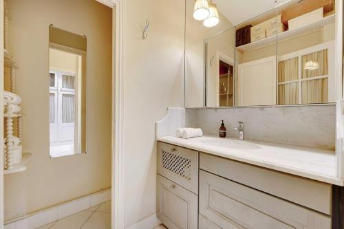 Historic elegance in the heart of Marais - 6P 2BR