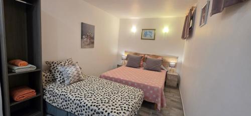 a small room with two beds and a couch at Villa Jamgers in Martigues