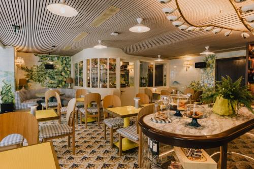 a restaurant with tables and chairs in a room at Wilde Porto, Clerigos in Porto