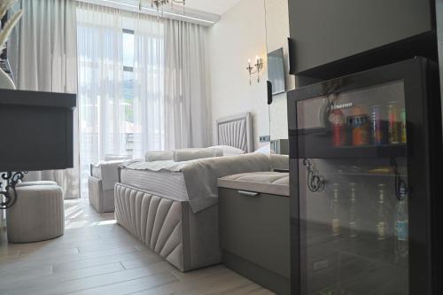 ein Wohnzimmer mit einem Bett und ein Zimmer mit in der Unterkunft Leader Hotel in Goris