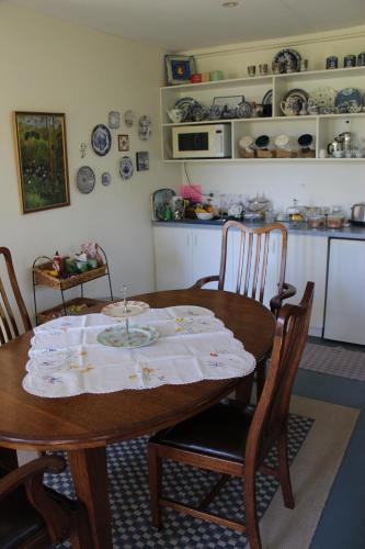 Η κουζίνα ή μικρή κουζίνα στο Whispering Pines Bed and Breakfast