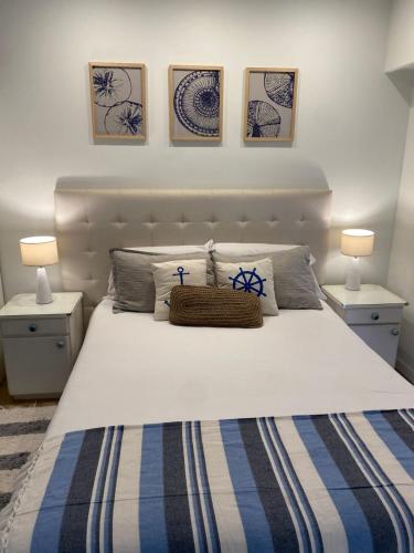 a bedroom with a large white bed with two night stands at Apart Hotel Punta Vip in Colón