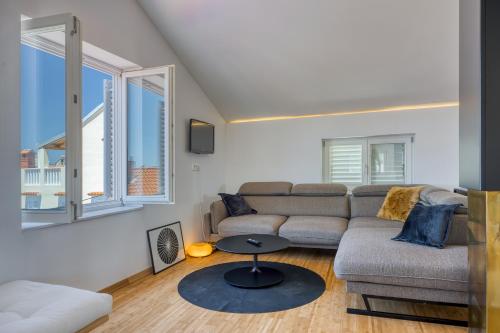 1BR Star Wars Inspired Duplex Loft /w Sea View - Happy Rentals