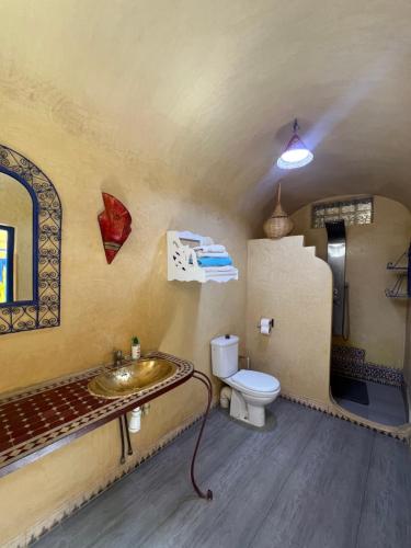 a bathroom with a sink and a toilet at Riad Le Lieu in Tiznit