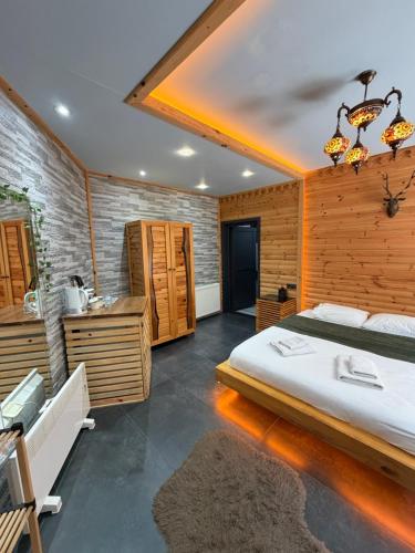 a bedroom with a large bed and a sink at HiraBungalov in Çamlıhemşin