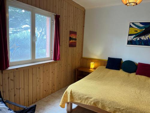 a bedroom with a bed and a window at Appartement Ingwer, Floramar in Candelária
