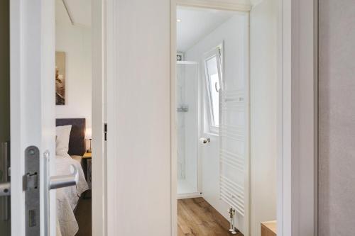a white hallway with a door leading to a bedroom at Rotkäppchen in Dörverden