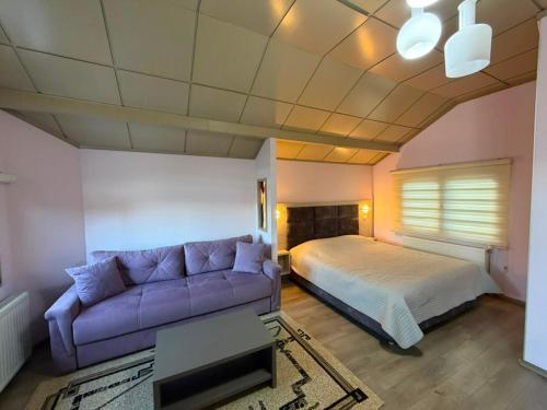 a living room with a couch and a bed at Kompleksi LYHNIDAS in Pogradec