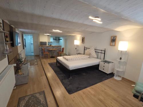 ein Schlafzimmer mit Bett und ein Wohnzimmer in der Unterkunft Panoramic Hause in Uttenweiler