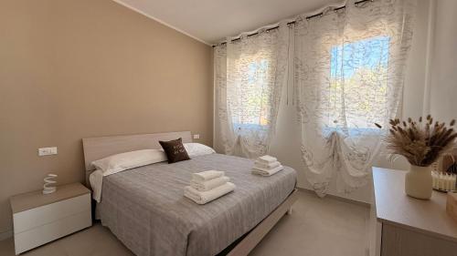 a bedroom with a bed with towels on it at Soffio del Mar in Pila
