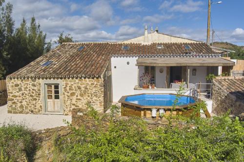 Andorinha House, Callebanda Barracol