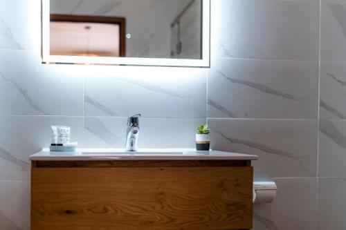 a bathroom with a sink and a mirror at Luxury Ocean View Apartment, Private Beach, Infinity Pool, near Jan Thiel C3 in Willemstad