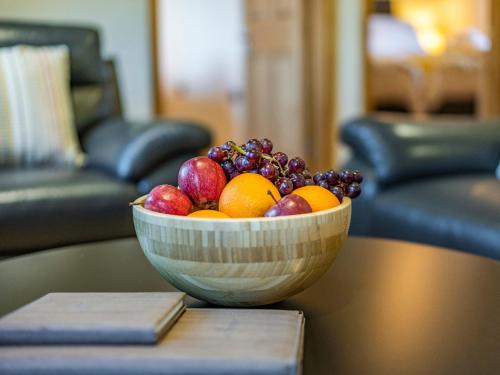 a bowl of fruit sitting on a table at Snowdrop Lodge -Uk32959 in Molash