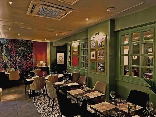 a restaurant with tables and chairs and green walls at Best Western New Kent Hotel in Newcastle upon Tyne