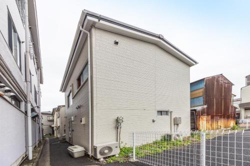 2 mins on foot from the station, 9 mins by Asakusa tram, Direct access to Skytree, Haneda, Narita, Maximum 9 people, Convenient for sightseeing