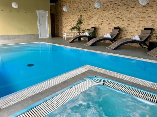 ein großer blauer Swimmingpool in einem Hotelzimmer in der Unterkunft Amálka u Řípu in Straškov