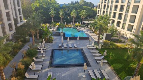 an overhead view of a pool with lounge chairs and a resort at Azur Pearl by RV Apartments in Saints Constantine and Helena