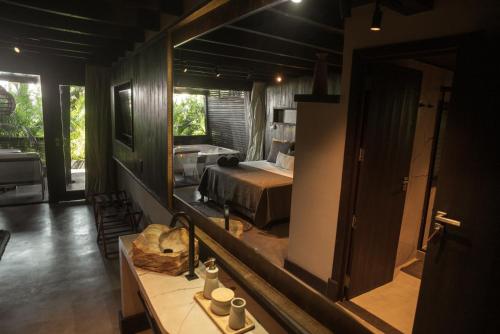a room with a bedroom with a bed and a mirror at Vila Torém in Icaraí