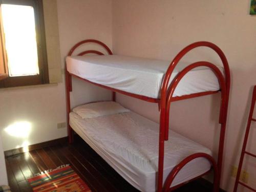 2 łóżka piętrowe w pokoju z oknem w obiekcie Le 3 tartarughe w mieście Lascari