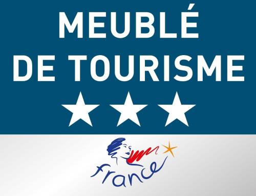 a us flag with the words meekle de touristance at Studio Clos-Edeen in Tréclun