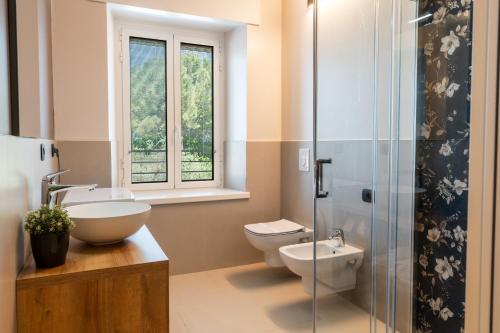 ein Badezimmer mit Toilette, Waschbecken und Dusche in der Unterkunft Casa Luccon in Salionze