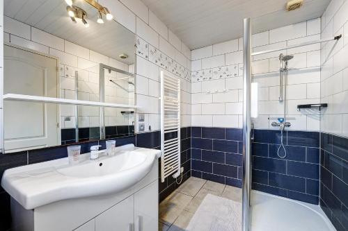 a bathroom with a sink and a shower at Gîte Du Tonnelier - 7min Puy du Fou in Sevremont