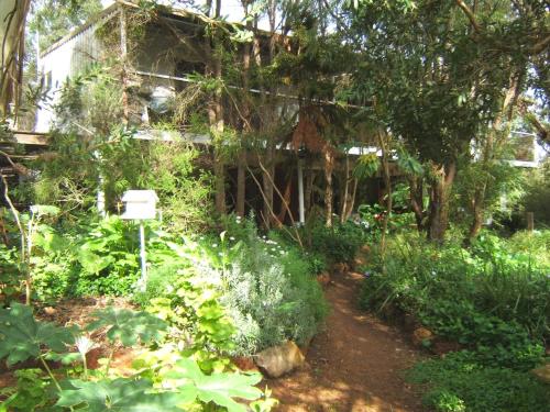 Κήπος έξω από το Whispering Pines Bed and Breakfast