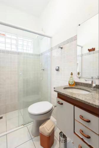 a bathroom with a toilet and a shower and a sink at Casa Aconchego in Itu