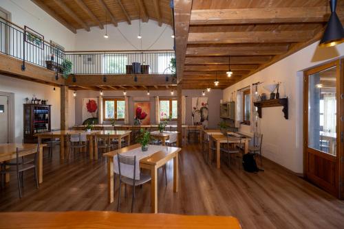 a restaurant with wooden tables and chairs and wooden ceilings at Boscoscuro in Ragalna