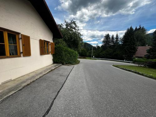 an empty road next to a white building at Ferienhaus Ute in Irschen