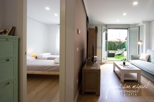 a bedroom with a bed and a living room at Casa Alma in Villamediana de Iregua