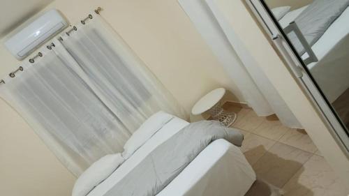 a bathroom with a shower with a bed and a toilet at Katty House in Santa Bárbara de Samaná