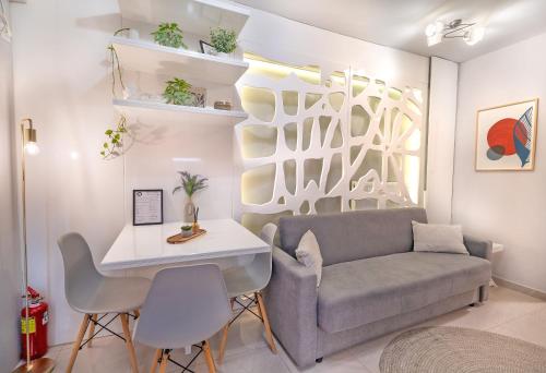 Kosmos Stay - Next to Metro Station