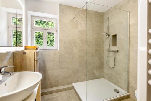 a bathroom with a shower and a sink at Zeitlos Wriezen 1 in Wriezen