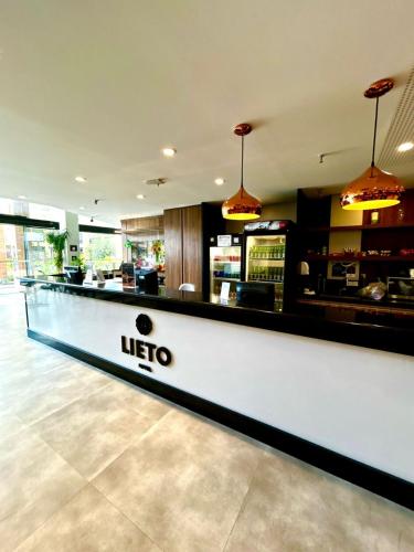 a kitchen with a litzo counter in a restaurant at Hotel Lieto in Poços de Caldas