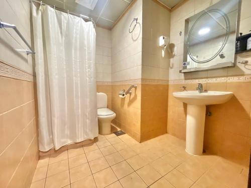 a bathroom with a shower and a sink and a toilet at Al Mukhtara Almasi Hotel - شركة المختارة الماسي للخدمات الفندقيه شخص واحد in Medina