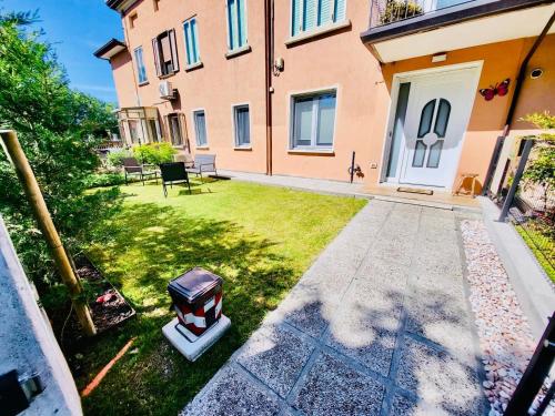 a house with a yard with a trash can at Padova Cottage in Padova