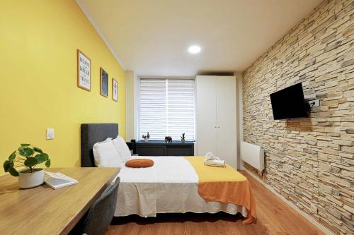 Modern Bright and fully Renovated